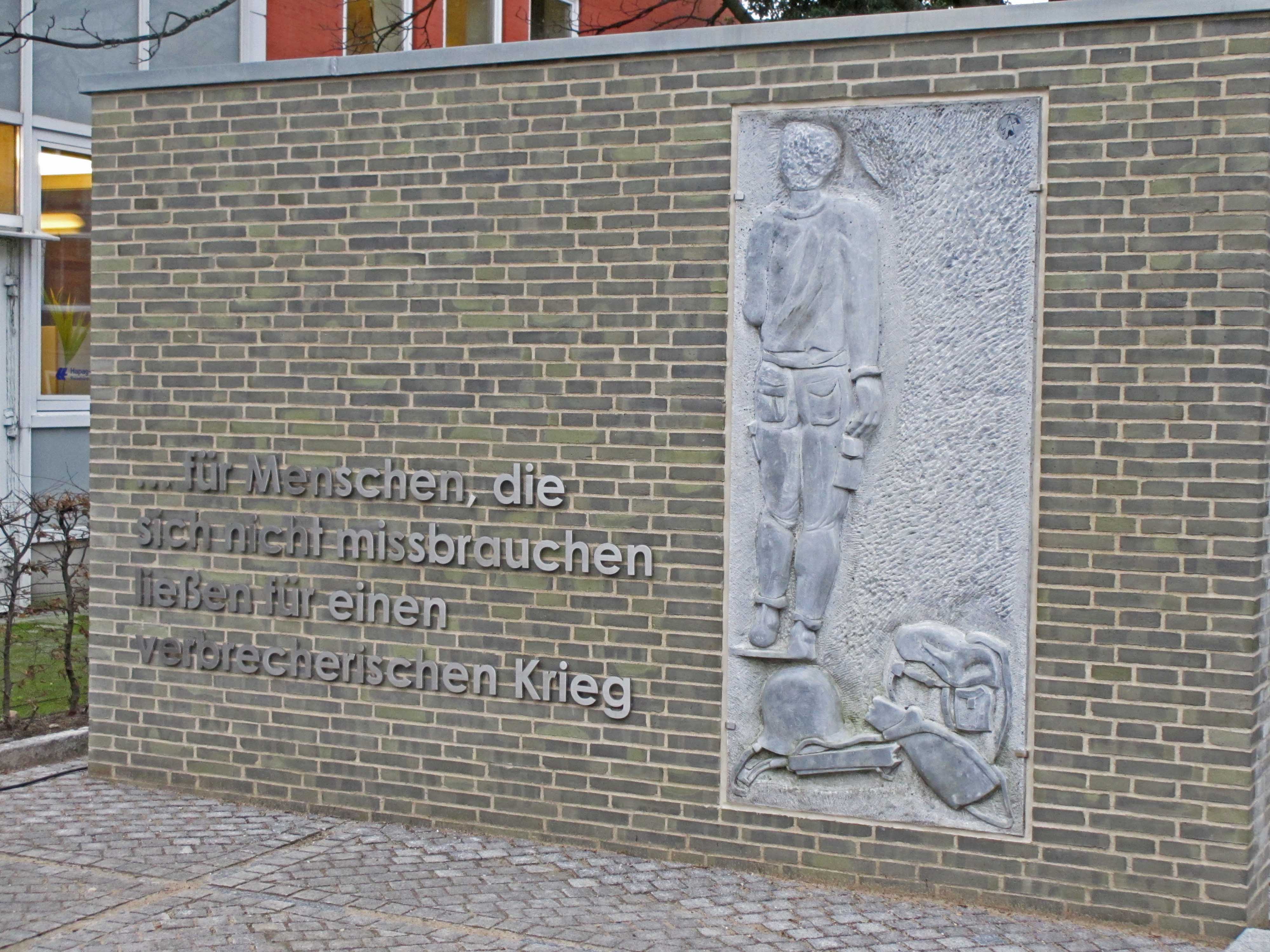 Flensburger Denkmal „….für Menschen, die sich nicht missbrauchen ließen für einen verbrecherischen Krieg.<br />Foto: Dr. Helmreich Eberlein