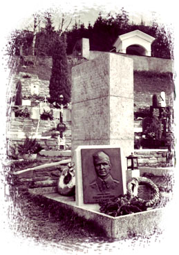     Grabdenkmal am Friedhof von Bad Eisenkappel / Železna Kapla (2001) / Foto: Lisa Rettl