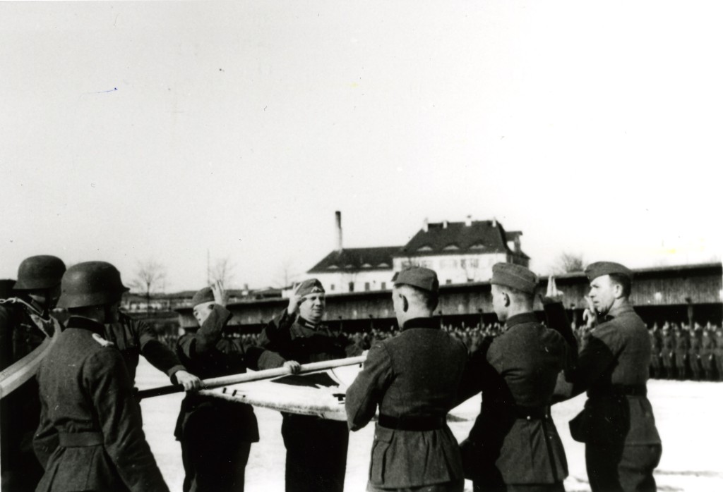 Vereidigung von 999ern auf dem Truppenübungsplatz Heuberg, Frühjahr 1943:  Quelle: Privatarchiv Klausch, Oldenburg