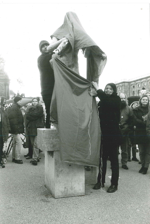 Aktion am 26.10.1998 am Maria-Theresien-Platz, Plastik: Deserteur der Jugoslawienkriege (von Tanja Windbüchler) Foto: Irene Messinger