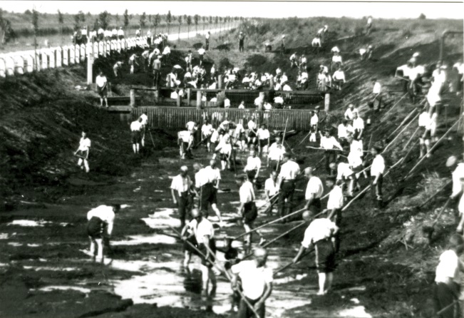 Aushebung eines Grabens, von der Lagerleitung offiziell genehmigtes Foto, 1937.  Quelle: Dokumentations- und Informationszentrum (DIZ) Emslandlager, Papenburg