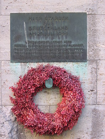 Gedenktafel im Innenhof mit den Namen der infolge des gescheiterten Aufstands erschossenen Offiziere. Quelle:  de.wikipedia.org