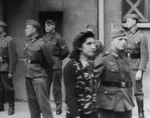 Simone Schloss, Mitglied einer kommunistischen Widerstandsgruppe bei einem Schauprozess vor einem deutschen Militärgericht in Paris 1942