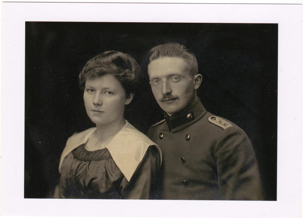 Heinrich Hehnen als Soldat im Ersten Weltkrieg mit seiner späteren Ehefrau Caritas (geborene Pelzer), undatiert.Quelle: Privatarchiv Hartmut Hehnen