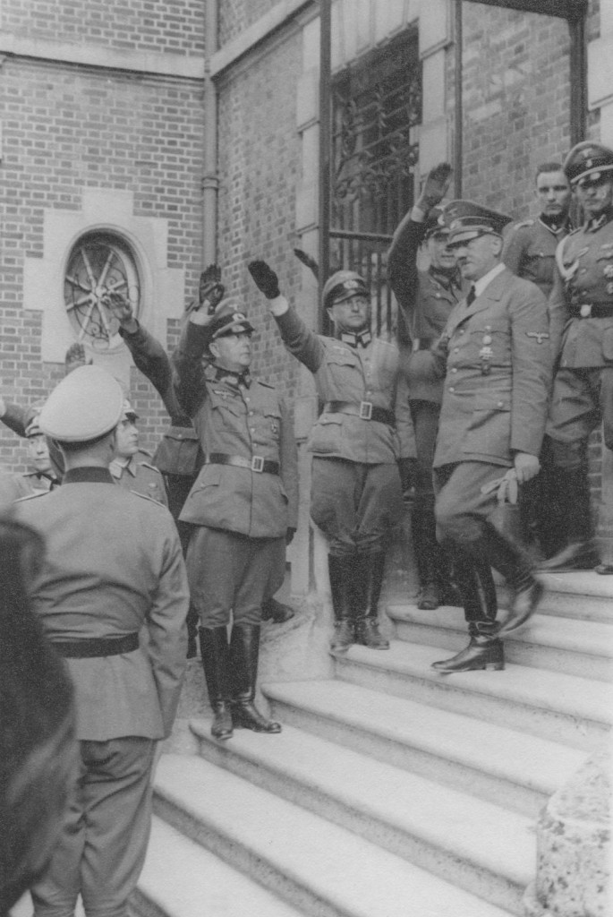 Werner Lueben (Bildmitte, halblinks) bei der Begrüßung Adolf Hitlers in Compiègne, undatiert.Quelle: Privatarchiv Claus Lueben, Halstenbek
