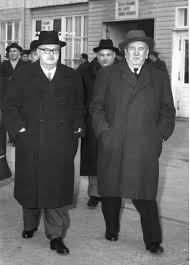 Otto Tschadek (hinten Mitte) mit Bundeskanzler Julius Raab (links) und Innenminister Oskar Helmer, um 1956: Quelle: Mandelbaum-Verlag, Wien