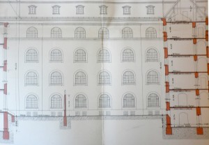 Querschnitt durch das Gebäude, zu sehen die Mauer im Gefängnishof, Plan: ca. 1920. Bildquellen: privat M.L.