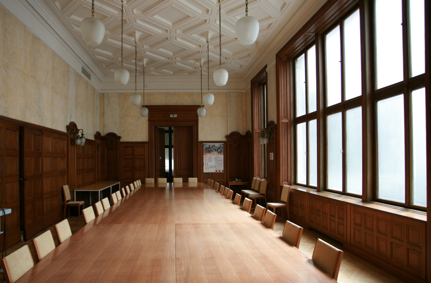 Der historische Gerichtssaal des Divisonsgerichts dient heute als Sitzungszimmer (Quelle: Alexander Wallner)