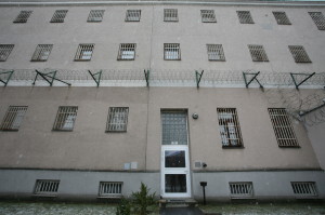 Blick aus dem Gefängnis-Spazierhof auf den historischen Teil des Gefangenenhauses, 2012. (Quelle: Privatarchiv Mathias Lichtenwagner)