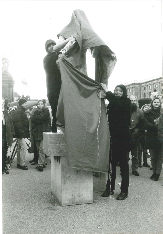 Aktion am 26. Oktober 1998 am Maria-Theresien-Platz, Aufstellung der Plastik: Deserteur der Jugoslawienkriege von Tanja Windbüchler Foto: Tanja Windbüchler