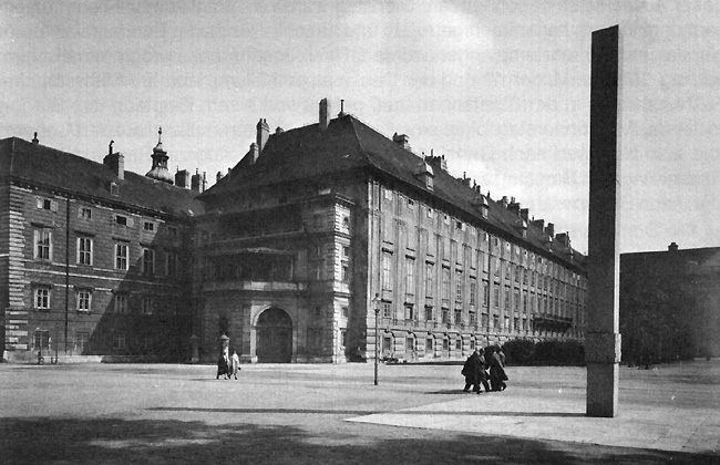 Blick auf das Otto-Wagner-Denkmal auf dem Heldenplatz (unmittelbar neben dem aktuellen Denkmalstandort), Anfang der 1930er Jahre.