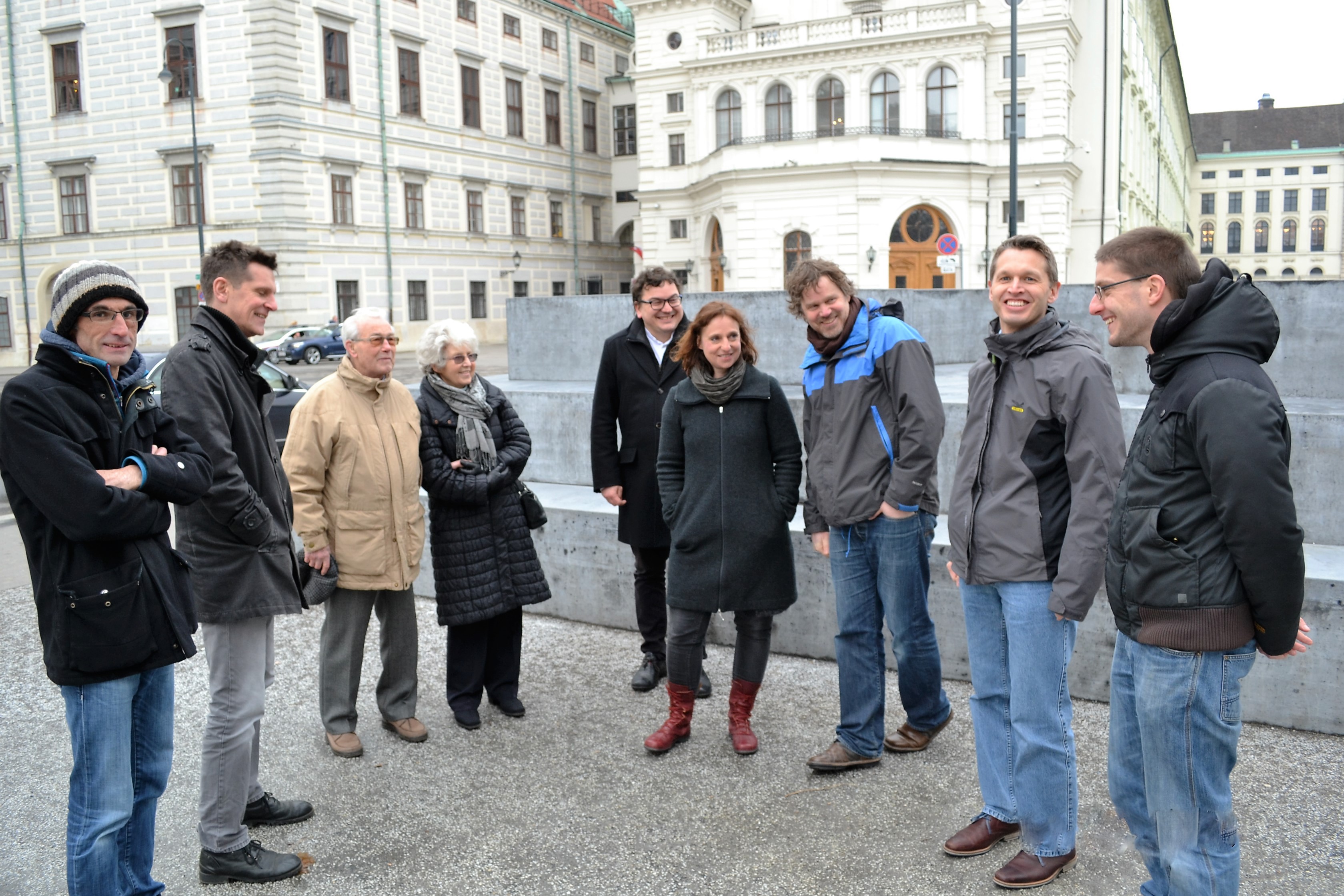 Einige Mitglieder des Personenkomitees vor dem Deserteursdenkmal am Ballhausplatz